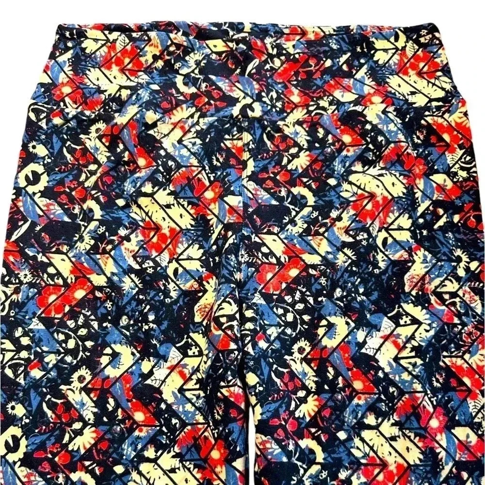 Lularoe TC graphic over floral leggings. OG designer Patrick quality & fit